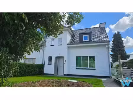 maison rénovée charmante dans une rue calme
