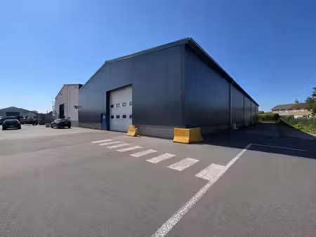 magazijnruimte van 1.000 m² met mezzanine te huur in zede...