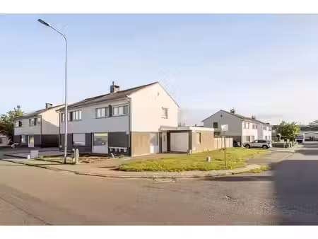 ruime halfopen bebouwing met veel potentieel!