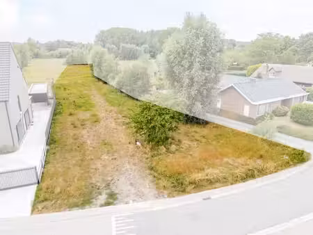 terrain ouvert dans un cadre verdoyant à hamme