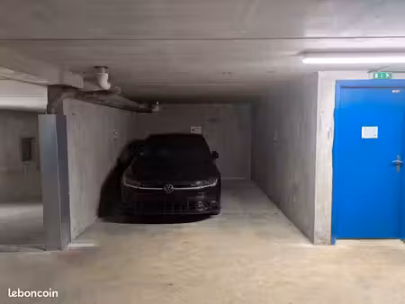 place parking capucins / saint jean - spacieuse et sécurisée