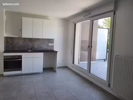 beau studio + terrasse à louer à nancy