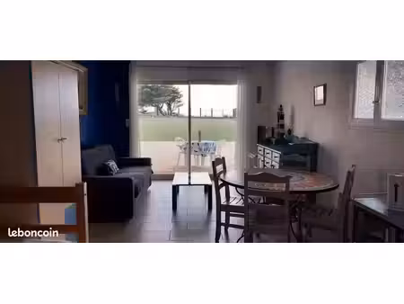 face mer  beau studio meublé dans résidence privée