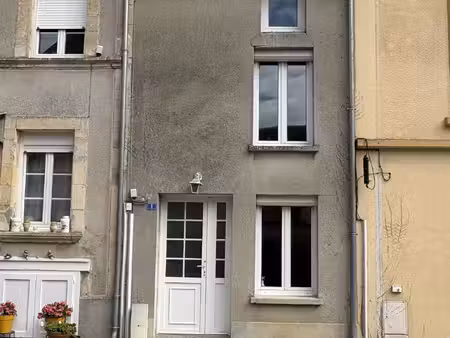 maison de ville dans un bourg tous commerces