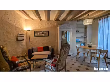 charmante maison de ville. proche des commerces. avec courette sud. pierres  poutres  colo