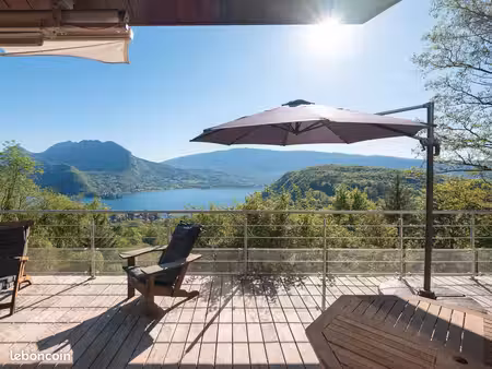 la canopée  chalet d'architecte surplombant le lac d'annecy