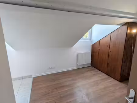 studio rénové 13 m² – face à la gare de nemours – parking