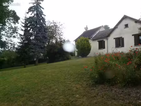 maison dans jardin paysager