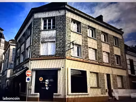immeuble avec 2 appartements loués et un commerce