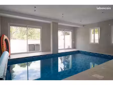 maison contemporaine de 210 m² avec piscine intérieure