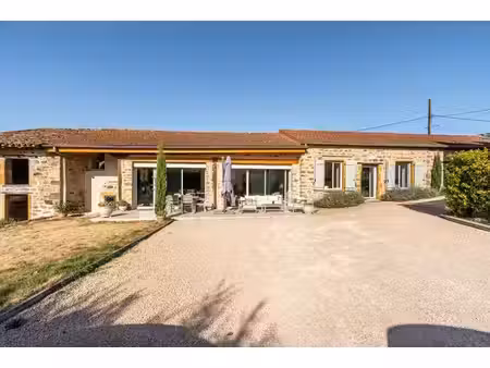 maison pierres dorées entièrement rénovée avec matériaux de qualité