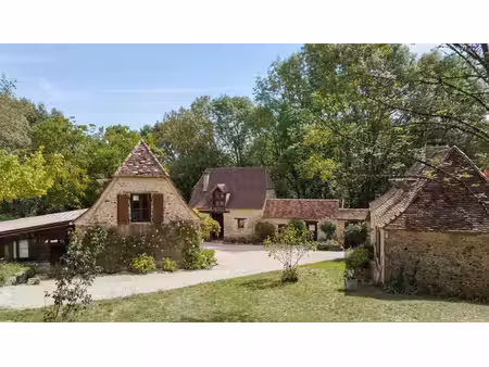 très bel ensemble en pierres de 3 maisons offrant 350m² habitables sur son terrain d'un he