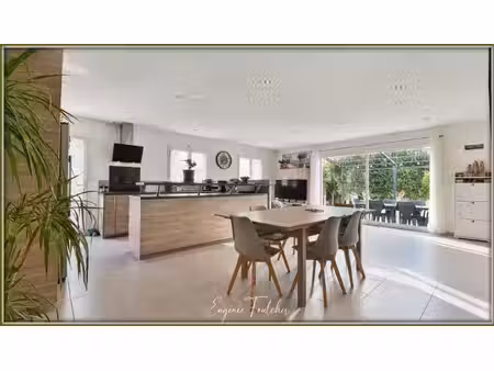 villa plain pied avec garage et piscine au calme