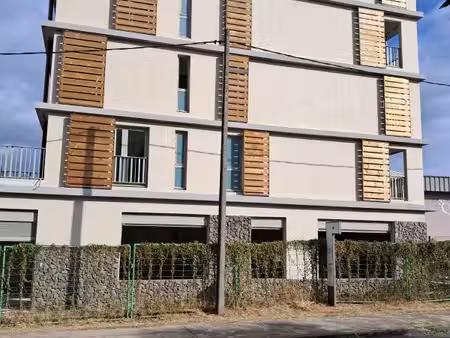 local commercial a louer / le port