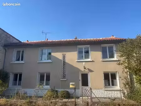maison ancienne+ terrain avec accès rivière+ 6 chambres+dépendances
