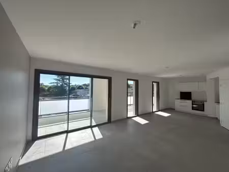 montbrison – proche centre-ville – bel f3 neuf avec terrasse et garage