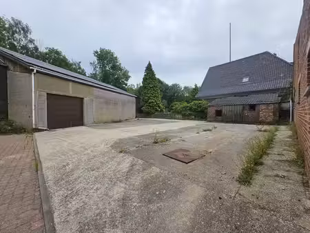 spacieux entrepôt securise situe au calme