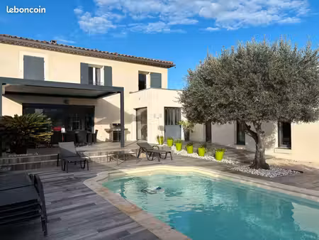 villa moderne et élégante avec des prestations de qualité