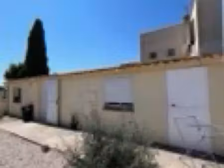 maisonnette t2 meublée climatisée avec extérieur et place de parking
