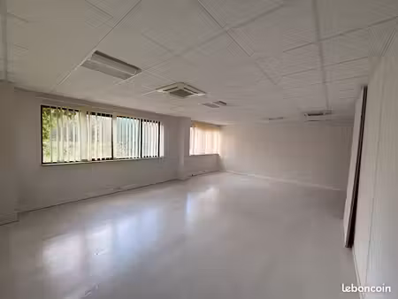 local professionnel 120 m² divisible avec 5 parkings sur agroparc