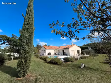 plain-pied récent152 m2- terrain paysager 2800 m2- piscine- prestations soignées