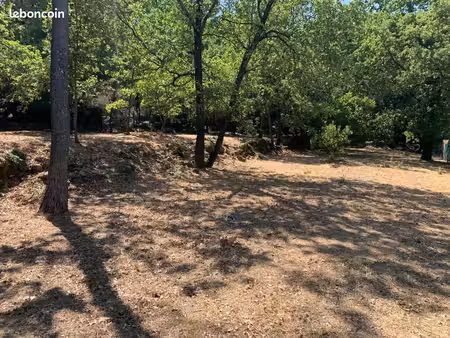 terrain 1 080 m² flassans sur issole