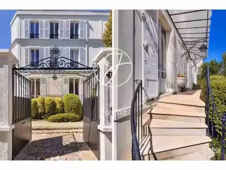 maison de luxe à vendre dans le quartier pasteur