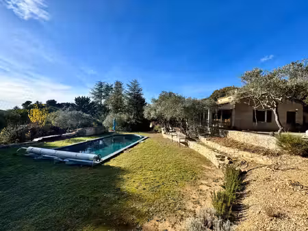 maison traditionnelle avec piscine et garage