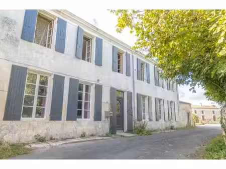 longère à fort potentiel avec grandes dépendances