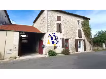 située à 20 minutes d'angoulême  maison de village