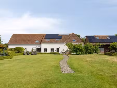 ferme en carré unique – 752 m² – 10 chambres