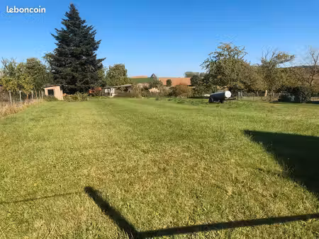 terrain constructible de 887 m2 au calme avec vue dégagée