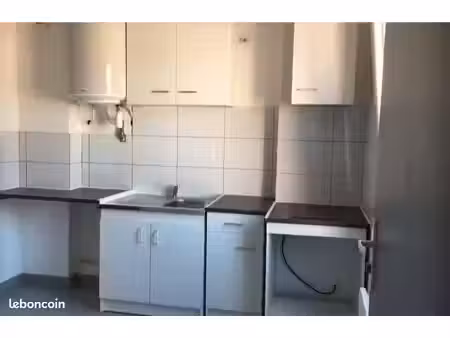 à louer studio 28 m² en plein centre de sommières