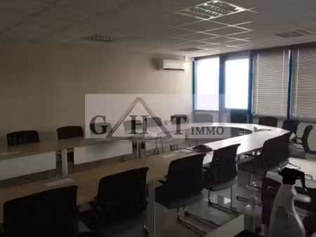 entrepot bureaux a vendre 2400 m² coudray montceaux