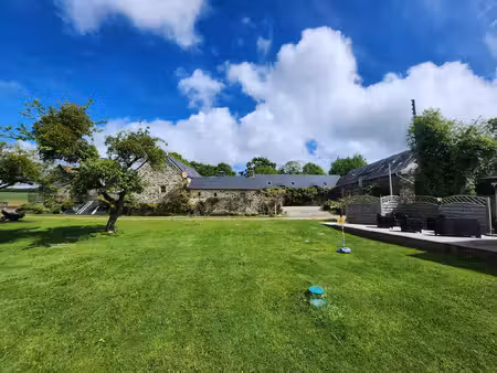 magnifique propriete avec deux gites  piscine et dependances