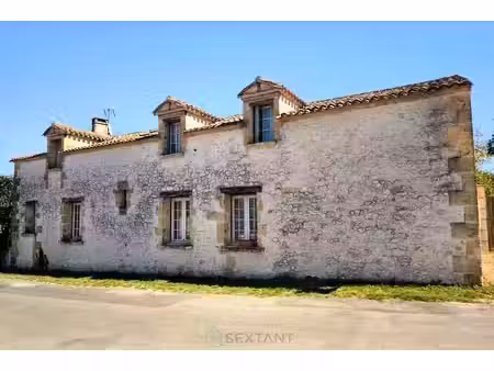 maison en pierres et vaste local commercial