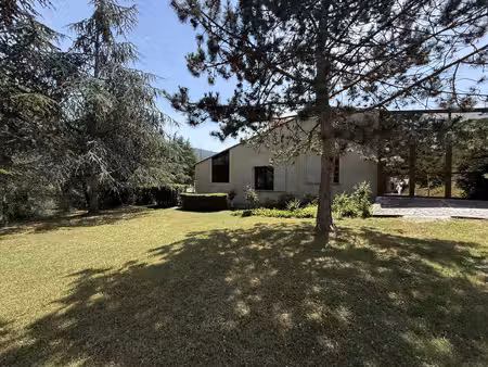 villa d'architecte avec piscine  appartement indépendant et vaste hangar aux portes de...