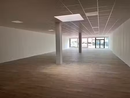 location commerce lorient 421 m²
