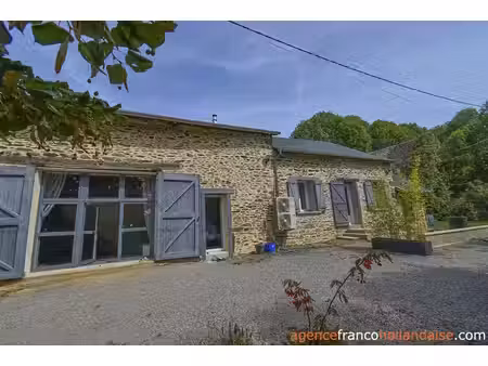 grange aménagée dans hameau retiré