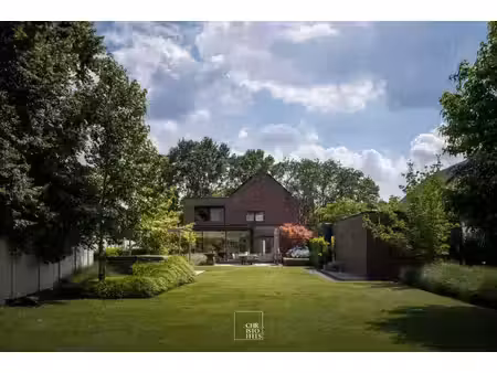 eigentijdse gerenoveerde villa op een riant perceel van 1.986 m²