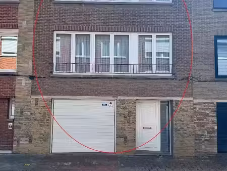 een woonhuis met tuin