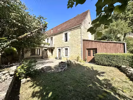 charmante maison en pierre dans un village de caractère