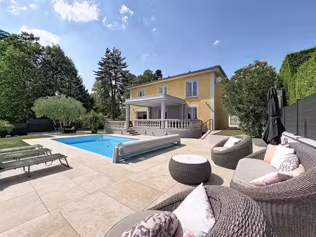 propriété contemporaine 170m² piscine et garage 6 voitures.