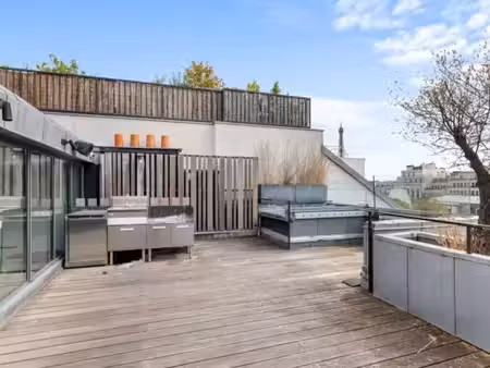 exclusive à paris 16e — manoir en pierre traversant sur cinq niveaux avec ascenseur