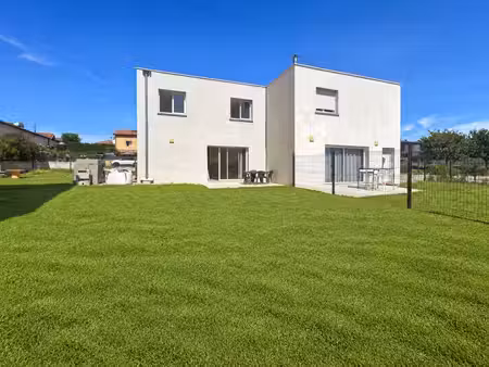 à vendre – maison lumineuse avec jardin à saint-jean-de-thurigneux