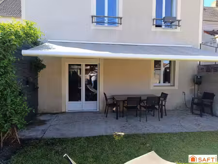 maison de ville avec 3 chambres et jardin privé.