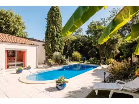 maison moderne de plain-pied au cadre verdoyant