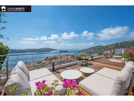 villefranche-sur-mer – perchée au-dessus de la légendaire baie de villefranche-sur-mer ...