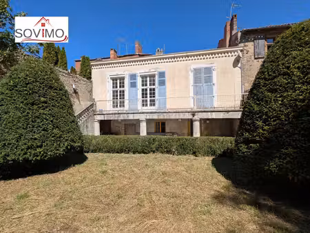 dans le centre historique de confolens  investissement locatif : immeuble 4 appts  cour...