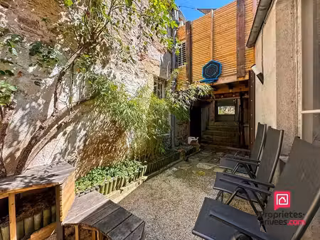 propriété composée de 2 maisons atypiques (avec 2 entrées indépendantes) en plein centre..